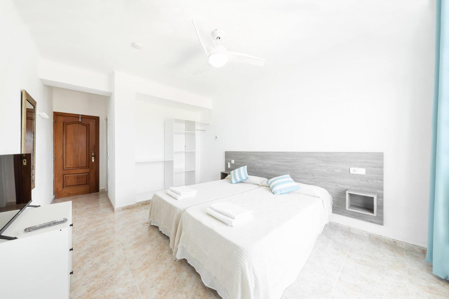 Hostal Cala Llombards Экстерьер фото