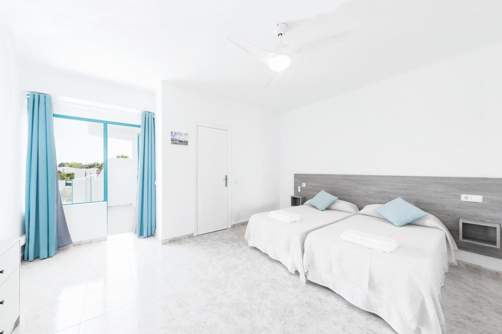 Hostal Cala Llombards Экстерьер фото
